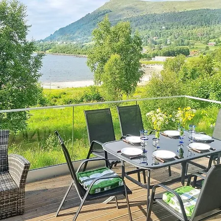 8 Person In Aram Feriehus Sandvik (More og Romsdal)
