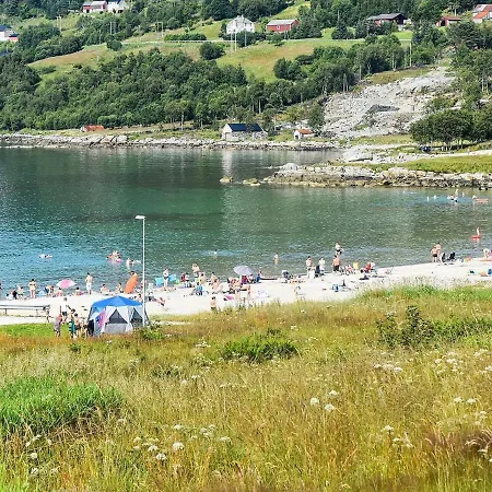 8 Person In Aram * Sandvik (More og Romsdal)